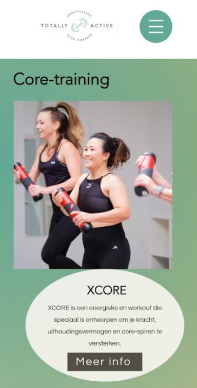 Drie vrouwen in sportoutfits doen core-training met lichte gewichten in een moderne ruimte.