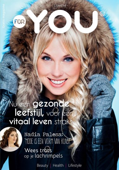 Vrouw met glimlach in winterjas en bontkraag, op tijdschriftcover.