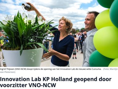 Opening van het Innovation Lab KP Holland door de voorzitter van VNO-NCW, omringd door groen.